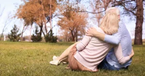 Symbolbild: Distanz und Unverbundenheit in einer Beziehung, obwohl physisch nah.