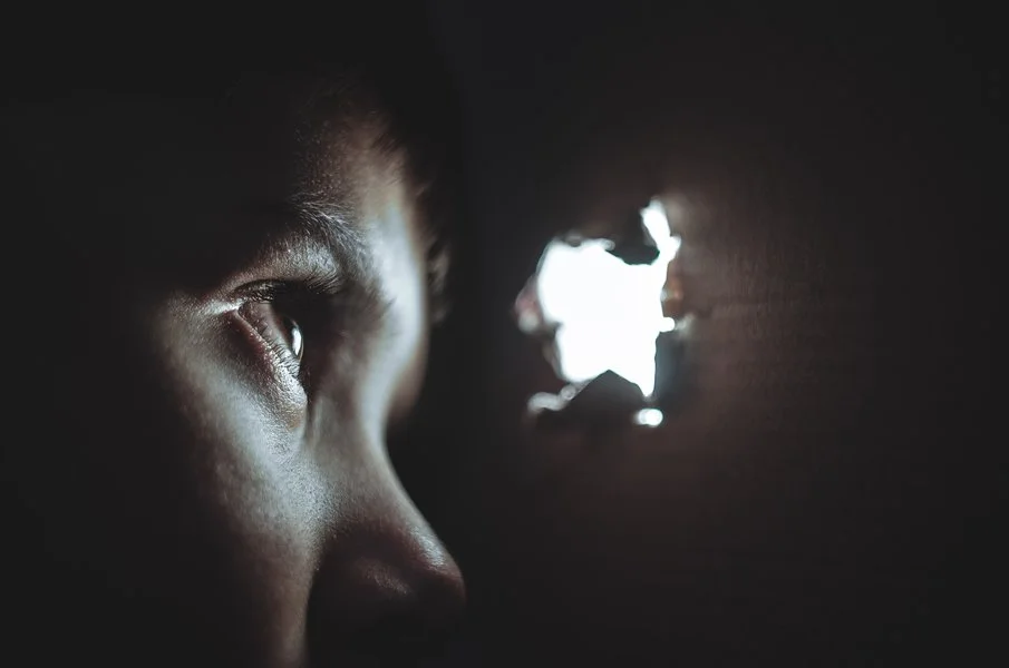 Positive Vibes Only Das Verstecken von Gef&uuml;hlen kann langfristig zu Isolation f&uuml;hren