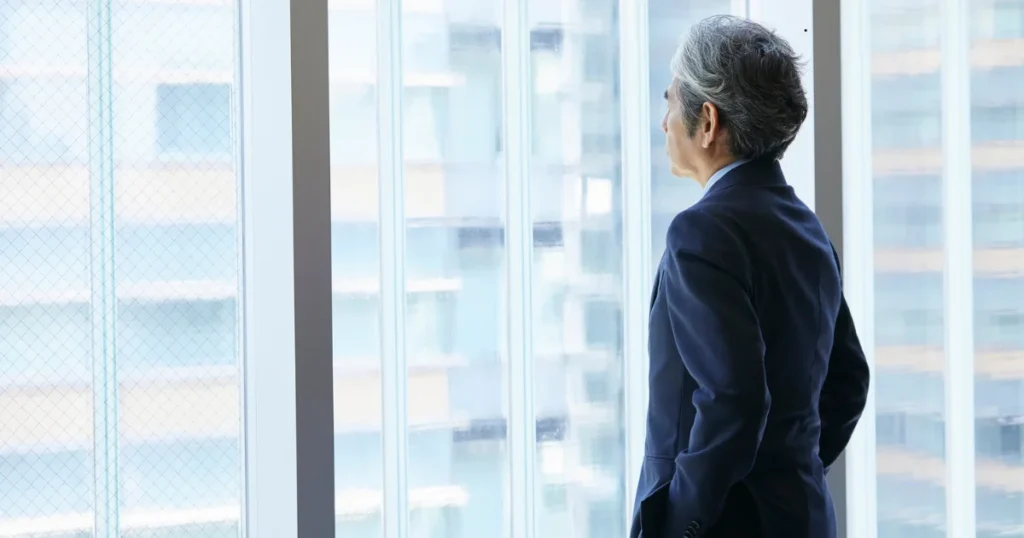 Symbolbild Eine nachdenkliche Person, die die Komplexität innerer Konflikte und die Notwendigkeit der Selbstreflexion darstellt.

