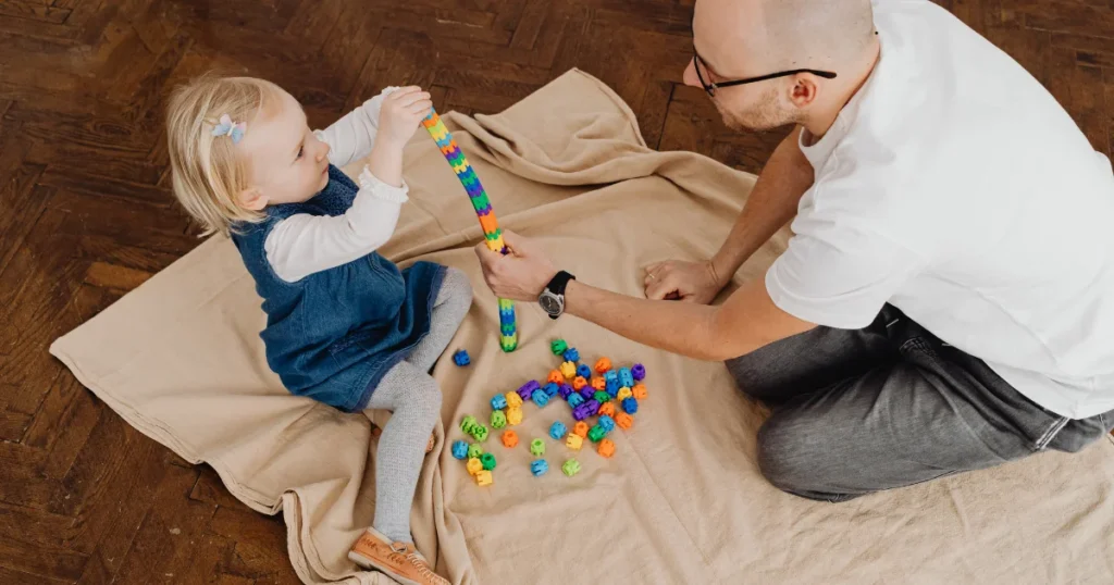 Trennung mit Kindern Eine Familie geht getrennte Wege, wobei die Kinder im Fokus bleiben.