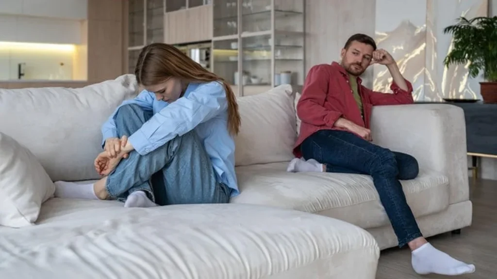 Wenn Kommunikation und Empathie fehlen, kann eine Beziehung toxisch werden.

