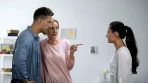 Ein Konflikt zwischen Mutter und Sohn, der die Partnerin emotional belastet, ein häufiges Bild in gestörten Beziehungen.