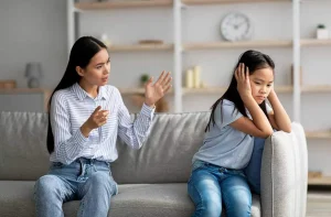 Ein typisches Bild Konflikt zwischen Mutter und Tochter, wobei das Kind versucht, sich abzuschotten